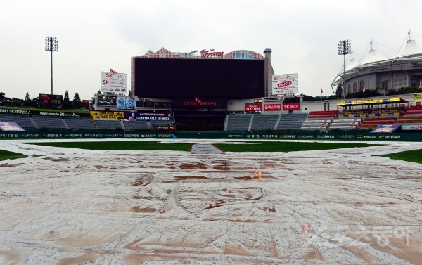 6일 인천 SK행복드림구장에서 열릴 예정인 ‘2017 타이어뱅크 KBO리그’ SK 와이번스와 롯데 자이언츠의 경기가 오후부터 내린 비로 인해 우천 취소됐다. 올시즌 첫 홈 경기 우천 취소인 SK는 지난해 8월 2일 삼성전이후 400일만에 취소됐다. 인천 | 김민성 기자 marineboy@donga.com