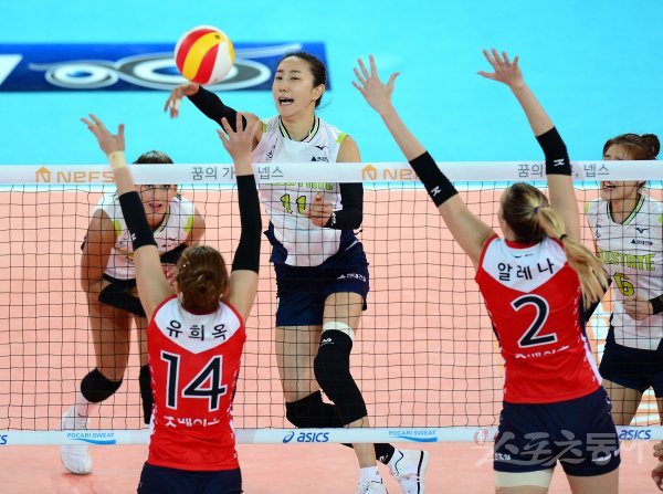 13일 천안유관순체육관에서 ‘2017 천안·넵스컵 프로배구대회’ 여자부 B조 현대건설과 KGC인삼공사 경기에서 현대건성 한유미가 KGC인삼공사의 블로킹 사이로 스파이크 공격을 하고 있다. 천안 | 김종원 기자 won@donga.com