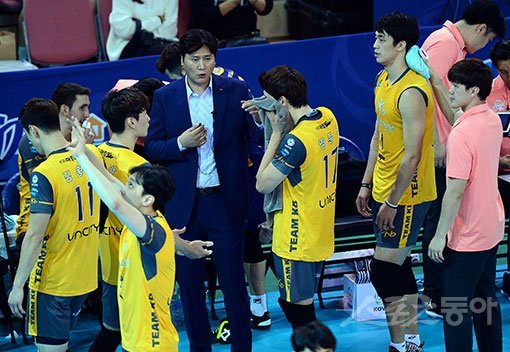 2017∼2018시즌을 앞둔 KB손해보험에는 많은 변화가 있었다. 권순찬 감독이 새롭게 부임했고, 팀의 상징과도 같았던 김요한을 OK저축은행으로 보냈다. 화려함보다는 실리를 추구하겠다는 KB손해보험의 강력한 의지 표현이다. 사진은 ‘2017 천안·넵스컵 프로배구대회’에 나선 권 감독(가운데 양복입은 이)과 선수들. 스포츠동아DB