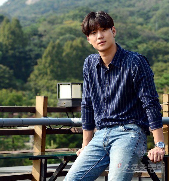 연기자 고경표는 “2년 전 내려놓는 것에 대한 중요성”을 깨닫고 “행복을 가까이에 두게 됐다”고 했다. 지극히 평범하고 일상적인 일이라 할지라도 “모든 순간을 행복이라고 여겨야 열심히 살 수 있다”고 말한다.
김민성 기자 marineboy@donga.com