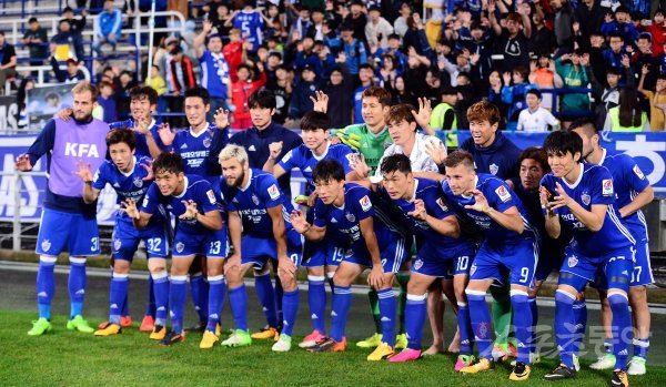 27일 울산 문수월드컵경기장에서 열린 ‘2017 KEB 하나은행 FA CUP’ 울산 현대와 목포시청의 준결승 경기에서 울산이 김인성의 결승골로 목포시청이 1-0 승리를 거둔 뒤 선수들이 호랑이 포즈를 취하고 있다. 울산 | 김민성 기자 marineboy@donga.com