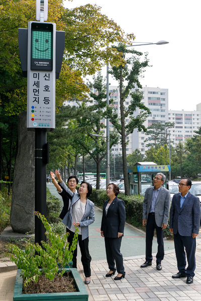 전국 최초로 기후 변화 대응 민·관 협력 사업으로 양천공원 입구에 설치한 ‘미세먼지 신호등’을 정혜원 이대목동병원장(왼쪽 세번째)과 김수영 서울시 양천구청장(왼쪽 두번째) 등 관계자들이 살펴보고 있다.