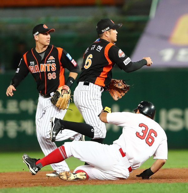 롯데 번즈(왼쪽). 사진제공|롯데 자이언츠