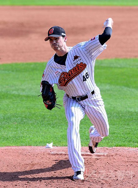 9일 부산 사직야구장에서 ‘2017 타이어뱅크 KBO리그‘ 롯데 자이언츠와 NC 다이노스의 준플레이오프 2차전 경기가 열렸다. 롯데 선발투수 레일리가 힘차게 볼을 던지고 있다. 사직 | 김민성 기자 marineboy@donga.com