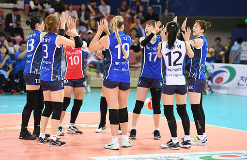 IBK기업은행은 우승 이후 대대적인 변화를 감수했다. 그럼에도 기민한 움직임으로 이적 시장의 승자가 됐다. 이제 어떻게 이 멤버를 조화시키느냐가 이정철 감독 앞에 놓인 숙제다. 사진제공|KOVO