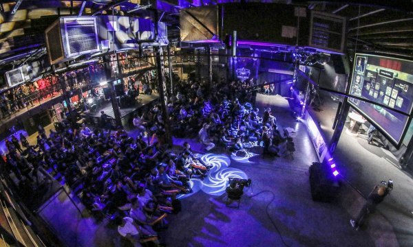 세계적인 대회인 ‘롤드컵’ 결승부터, 새 종목으로 주목받고 있는 ‘배틀그라운드’의 국내 첫 대회까지 11월 다양한 e스포츠 이벤트가 팬들을 열광케 할 전망이다. 컴투스의 모바일게임 ‘서머너즈 워’를 종목으로 한 글로벌 대회 ‘SWC’의 LA 본선 현장. 사진제공｜컴투스