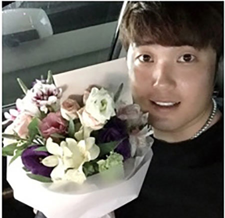 조형래 롯데 자이언츠 필드닥터가 오랜 시간을 함께한 의사로서 복귀한 조정훈에게 축하와 고마움의 뜻으로 꽃다발을 건넸다. 조정훈 인스타그램