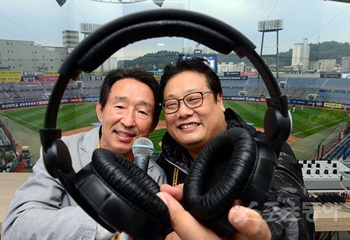 이성득 부산경남 KNN 해설위원(왼쪽)과 최효석 부산MBC SPORTS 해설위원. 김종원 기자 won@donga.com