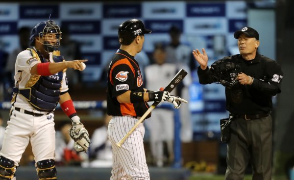 11일 창원 마산야구장에서 열린‘2017 프로야구’ NC 다이노스와 롯데 자이언츠의 준플레이오프 3차전 경기 2회초 무사 1,2루에서 김병주 주심이 파울팁을 선언하자 덕아웃으로 비디오판정을 요청하고 있다. 사진제공｜스포츠코리아