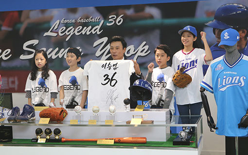 이승엽이 아이파크몰에서 열린 ‘이승엽 은퇴기념 전시회’에서 어린이팬들과 함께 기념 촬영을 하고 있다. 사진제공 l 아이파크몰