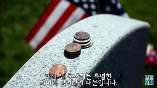 유튜버 ‘감성시간’이 묘석 위에 동전, 돌멩이 등을 올려 고인을 추모하는 해외의 장례 문화를 소개했다. 사진 출처 |감성시간 유튜브 화면 캡처