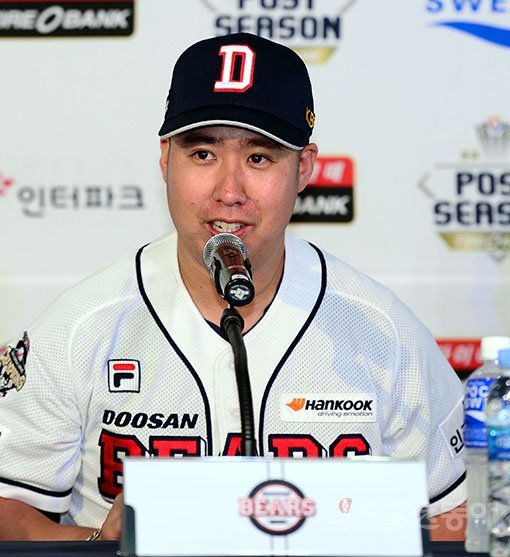 16일 서울 잠실야구장에서 ‘2017 타이어뱅크 KBO리그‘ 두산 베어스와 NC 다이노스의 플레이오프 미디어데이가 열렸다. 두산 유희관이 출사표를 밝히고 있다. 잠실 | 김민성 기자 marineboy@donga.com