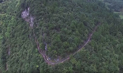 중국의 한 할아버지가 젊은 시절 36년의 세월을 바쳐 완성한 수로의 모습. 무려 길이가 7200m에 달한다. 사진출처 ㅣ 이랭TV 유튜브 사진캡처