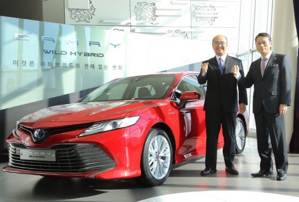 뉴 캠리 론칭 행사에서 토요타 마사로 카즈마타 수석 엔지니어(왼쪽)와 토요타 요시다 아카히사 사장이 포즈를 취하고 있다. 사진제공|토요타코리아