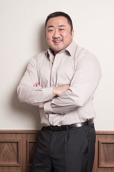 배우 마동석은 힘겨운 10대 시절을 보냈지만 결코 좌절하지 않았다. 배우가 된 뒤 흥행에 실패하더라도 “뭐라도 하나 배웠다”며 긍정적으로 생각한다. 이 낙천적인 마인드를 발판 삼아 지금의 대세 자리에 올랐다. 험상궂은 인상에도 남녀노소가 좋아하는 배우가 마동석이다. 사진제공 | 메가박스(주)플러스엠