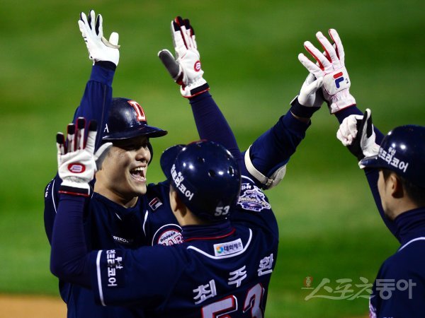 20일 창원 마산야구장에서 ‘2017 타이어뱅크 KBO리그’ 두산 베어스와 NC 다이노스의 플레이오프 3차전 경기가 열렸다. 2회초 1사 만루에서 두산 민병헌이 NC 해커를 상대로 우월 만루 홈런을 쏘아 올린 뒤 동료들과 기쁨을 나누고 있다. 마산 | 김민성 기자 marineboy@donga.com