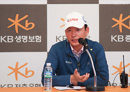 최진하 한국여자프로골프협회(KLPGA) 경기위원장이 19일 블랙스톤GC에서 열린 ‘KB금융 스타 챔피언십’ 1라운드 논란을 부른 결정에 대해 브리핑을 하고 있다. 사진제공｜KLPGA