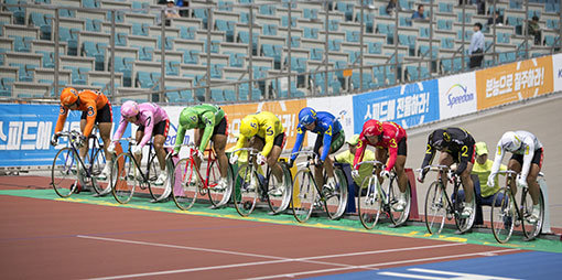 14일과 15일 광명스피돔에서 열린 한국경륜선수협회장배 ‘우수급 훈련지 대항전’예선 1,2차전에서 고양팀과 유성팀이 승리했다. 이번 대항전은 총16개 팀이 4대4 토너먼트를 실시해 최종 우승팀을 가리는 대회다. 선수들이 출발선에서 총성을 기다리고 있다.사진제공|국민체육진흥공단 경륜경정사업본부