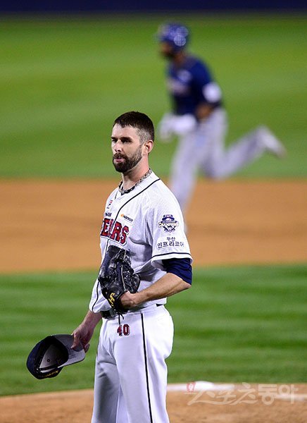 두산 더스틴 니퍼트는 포스트시즌에서 극강의 에이스 역할을 해내며 2년 연속 한국시리즈 우승을 이끌었다. 그러나 올 시즌 KIA전, 그리고 광주 경기에서 매우 약한 모습을 보였다. 두산의 가장 큰 고민거리다. 스포츠동아DB
