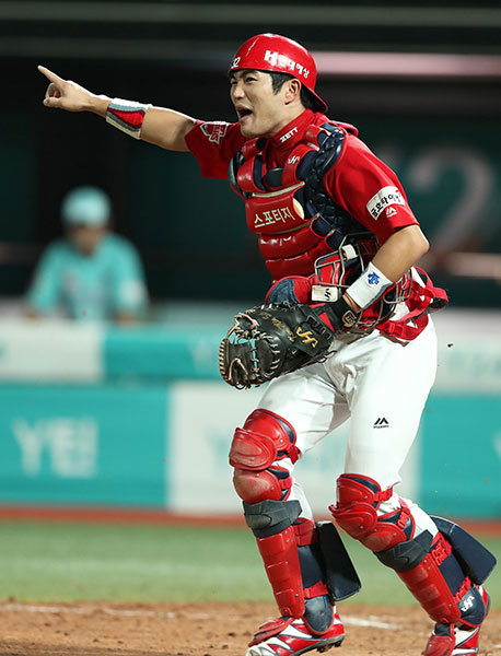 올 시즌 초반 SK에서 이적해온 뒤 KIA의 복덩이로 거듭난 안방마님 김민식. 그는 생애 첫 포스트시즌 출전인 이번 한국시리즈를 앞두고 긴장하는 대신 오히려 기대감을 내비쳤다. 사진제공|스포츠코리아