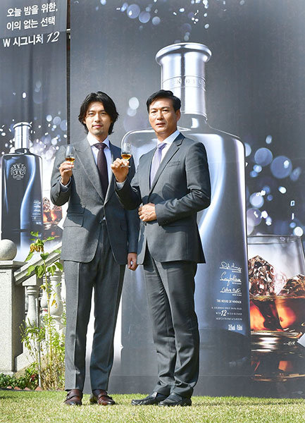 24일 주한 영국 대사관에서 진행된 출시 행사에서 디아지오코리아 조길수 대표(오른쪽)와 신제품 모델인 배우 현빈이 ‘더블유 시그니처 12’를 소개하고 있다. 사진제공|디아지오코리아