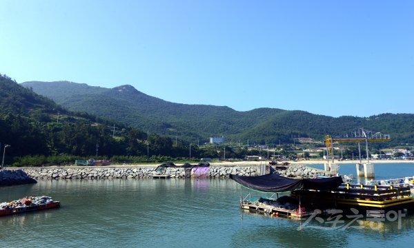 고흥군 금산면 어전리 익금마을 뒤편으로 솟은 산봉우리는 선녀의 젖가슴을 닮아 있다. 이 마을 사람들은 선녀의 젖을 먹고 자라 무병장수한다는 전설이 있다. 고흥｜김민성 기자 marineboy@donga.com