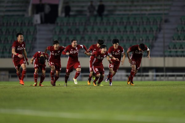 부산이 25일 구덕운동장에서 열린‘2017 KEB하나은행 FA컵’4강전에서 수원을 승부차기 끝에 꺾고 극적으로 결승에 진출했다. 얼마 전 세상을 떠난 고(故) 조진호 감독이 경기 내내 함께 한 듯했다. 부산 선수들이 승리 직후 포효하고 있다. 사진제공 ｜대한축구협회