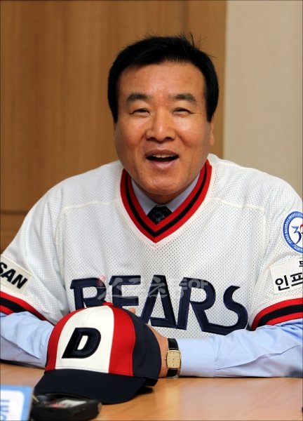 김유동 일구회 부회장은 1982년 프로야구 원년 한국시리즈(KS)를 빛낸 주인공이다. 삼성과의 KS 6차전 9회초 거짓말 같은 만루홈런으로 OB에 우승을 안기고, 자신은 최우수선수(MVP)를 거머쥐었다. OB·두산의 레전드인 그는 올해 KIA와 KS에서 맞붙은 후배들의 선전을 기원했다. 스포츠동아DB