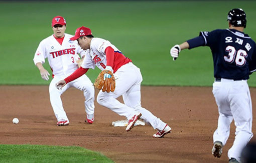 25일 오후 광주-기아챔피언스필드에서 열린 ‘2017 프로야구’ KIA 타이거즈와 두산 베어스 한국시리즈 1차전 4회초 1사 1,2루에서 두산 양의지의 내야 땅볼 타구를 KIA 2루수 안치홍이 놓치고 있다. 사진제공｜스포츠코리아