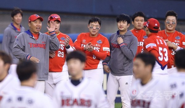 28일 서울 잠실야구장에서 열린 ‘2017 타이어뱅크 KBO리그’ 포스트시즌 한국시리즈 3차전 KIA타이거즈와 두산베어스의 경기에서 KIA가 6-3으로 승리하며 시리즈 전적 2승 1패를 기록했다. 경기 후 KIA 선수들이 기쁨을 나누고 있다. 잠실 | 김진환 기자 kwangshin00@donga.com