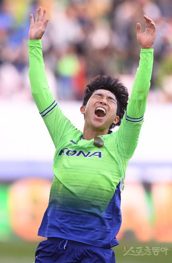 29일 전주월드컵경기장에서 ‘KEB하나은행 2017 K리그 클래식’ 36라운드 전북현대와 제주UTD의 경기가 열렸다. 후반 전북현대 이승기가 추가골을 성공시킨 후 포효하고 있다. 전주 | 김진환 기자 kwangshin00@donga.com
