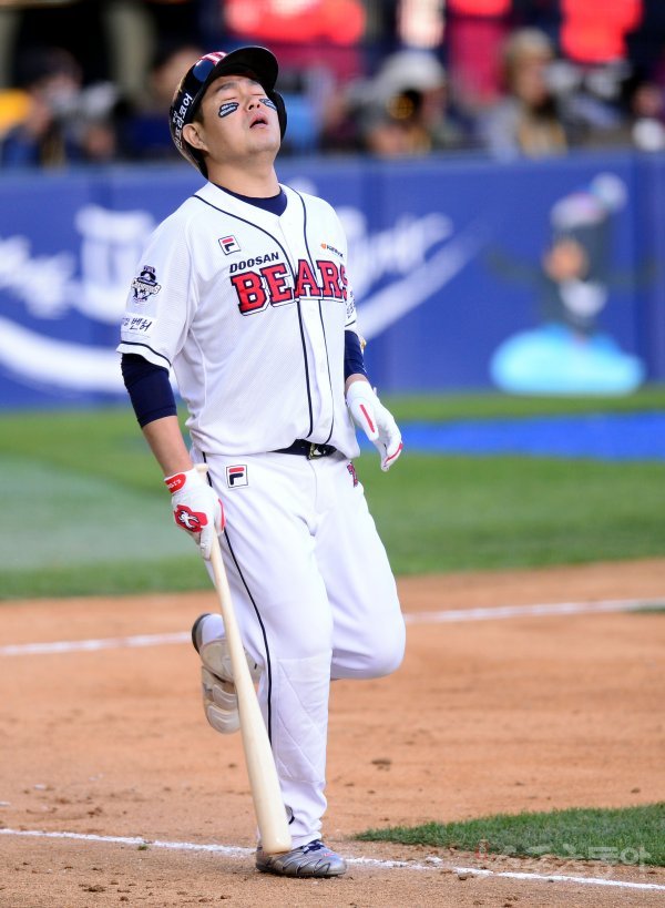 29일 서울 잠실야구장에서 ‘2017 타이어뱅크 KBO리그’ KIA 타이거즈와 두산 베어스의 한국시리즈 4차전 경기가 열렸다. 8회말 1사 1, 2루에서 두산 양의지가 KIA 김선빈의 호수비로 아웃되자 아쉬워하고 있다. 잠실 | 김민성 기자 marineboy@donga.com