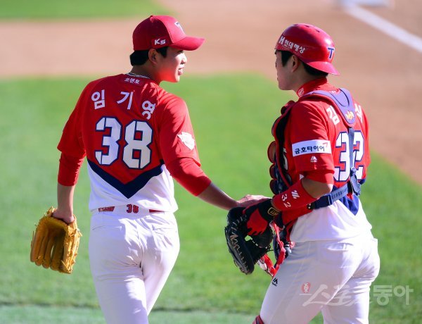 29일 서울 잠실야구장에서 ‘2017 타이어뱅크 KBO리그‘ 포스트시즌 한국시리즈 4차전 KIA타이거즈와 두산베어스 경기가 열렸다. 선발 투수로 등판한 KIA 임기영이 3회말 수비를 마치고 포수 김민식과 이야기 하고 있다. 잠실 | 김종원 기자 won@donga.com