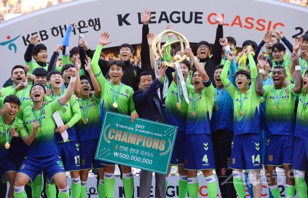 29일 전주월드컵경기장에서 열린 ‘KEB하나은행 2017 K리그 클래식’ 36라운드 전북현대와 제주UTD의 경기에서 전북현대가 3-0 승리를 거두며 남은 경기와 상관없이 우승을 확정지으며 통산 5회 우승을 달성했다. 경기 후 열린 시상식에서 전북현대 선수들이 환호하고 있다. 전주 | 김진환 기자 kwangshin00@donga.com