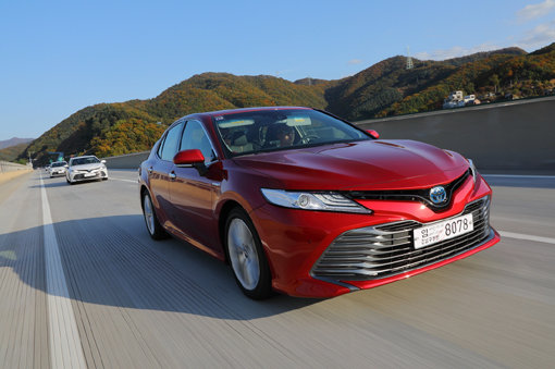 토요타 8세대 캠리는 중형 하이브리드 세단의 교과서라 불러도 손색이 없다. 휠베이스를 50mm, 전폭을 20mm 늘려 실내는 더 넓어졌고, 2.5L ‘다이나믹 포스 엔진’과 새로운 하이브리드 시스템을 결합해 16.7km/L의 뛰어난 복합 연비를 자랑한다. 사진제공｜토요타자동차