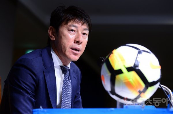 11월 국내에서 열리는 축구 평가전을 앞두고 30일 서울 신문로 축구회관에서 한국 축구국가대표팀 신태용 감독이 선수 명단을 발표하고 있다. 축구대표팀은 다음달 10일 콜롬비아, 14일 세르비아와 평가전을 갖는다. 김민성 기자 marineboy@donga.com