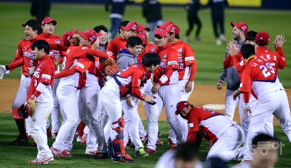 30일 서울 잠실야구장에서 ‘2017 타이어뱅크 KBO리그’ 포스트시즌 한국시리즈 5차전 KIA타이거즈와 두산베어스 경기가 열렸다. 7-6 승리를 거두며 시리즈 전적 4승 1패로 통합 우승을 차지한 KIA 선수들이 환호하고 있다. 잠실 | 김종원 기자 won@donga.com