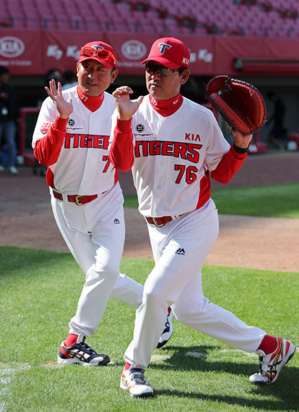 KIA 김기태 감독(왼쪽)과 조계현 수석코치는 2012년부터 5년 넘게 ‘아름다운 동행’을 이어가고 있다. 선후배를 떠나 ‘믿음’으로 묶여 있는 이 둘의 끈끈한 관계는 호랑이 군단을 8년 만에 통합우승으로 이끌었다. 둘은 함께 있으면 유쾌하면서도 진지하다. 사진제공|스포츠코리아