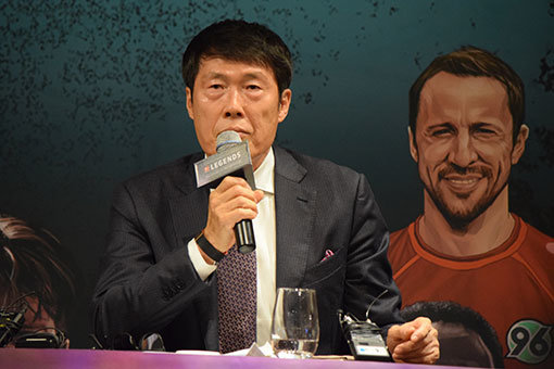 전설의 목소리는 담담하면서도 울림이 있었다. 수렁에 빠진 한국축구를 두고 자책하고 반성했다. 그러면서 한국축구가 새로 나아가야할 방향을 함께 제시했다. 차범근이 왜 모두가 인정하는 전설인지를 증명하는 자리였다. 2일 서울 용산구 그랜드하얏트호텔에서 열린 독일 분데스리가 레전드 투어에 참석해 자신의 생각을 밝히고 있는 차범근. 사진제공 | 차범근축구교실