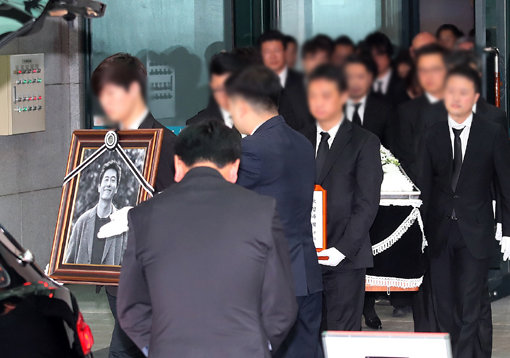 2일 오전 열린 김주혁의 영결식 모습. 동료들이 고인의 마지막 길을 함께했다. 사진제공｜스포츠코리아