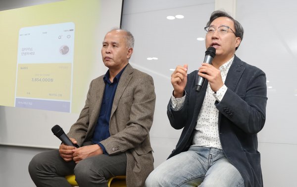 이용우(왼쪽)·윤호영 카카오뱅크 공동대표가 3일 서울시 용산구 카카오뱅크 서울오피스에서 열린 기자간담회에서 취재진의 질문에 답하고 있다. 사진제공|카카오뱅크