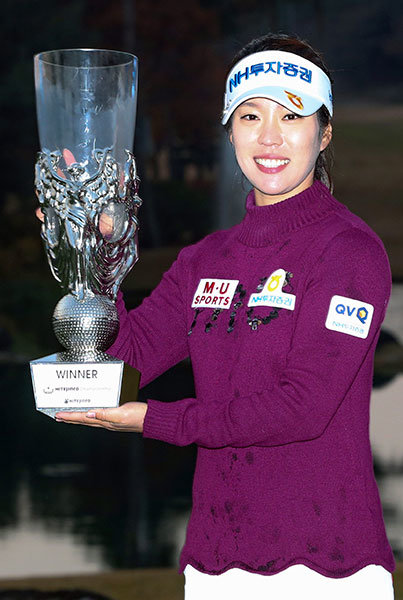 이승현이 5일 경기도 여주 블루헤런 골프장에서 열린 KLPGA 투어 메이저대회 제 18회 하이트진로 챔피언십에서 우승한 뒤 트로피를 들고 환하게 웃고 있다. 사진제공 | KLPGA