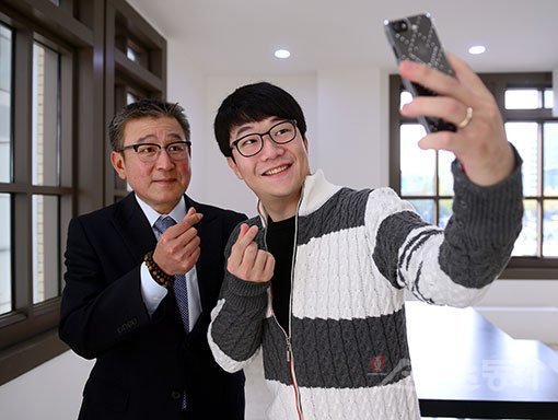 KIA 김기태(왼쪽) 감독과 양현종이 7일 서울 종로구 일민미술관에서 스포츠동아와 만났다. 김 감독은 올 시즌 KIA를 통합우승으로 이끌었고, 양현종은 정규시즌과 한국시리즈 통합 MVP를 차지하며 생애 최고의 한해를 보냈다. 감독과 선수 사이를 떠나 인간적인 신뢰로 뭉친 두 사람은 잠시 ‘셀카’를 찍으며 소중한 순간을 추억으로 남기기도 했다. 김종원 기자 won@donga.com