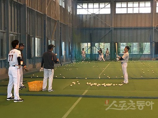 한화 한용덕 감독(맨 왼쪽)이 8일 일본 미야자키 기요타케공원 실내체육관에서 진행된 마무리훈련 도중 최윤석(오른쪽)의 토스배팅 모습을 지켜보고 있다. 1일부터 미야자키에 마무리캠프를 차린 한화 선수단은 26일 귀국한다. 미야자키(일본) | 강산 기자 posterboy@donga.com