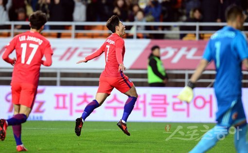 10일 수원월드컵경기장에서 열린 한국과 콜롬비아의 축구대표팀 평가전 경기에서 골을 성공시킨 뒤 환호하고 있는 손흥민. 스포츠동아DB