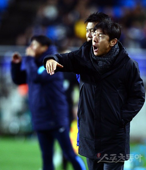 10일 수원월드컵경기장에서 열린 한국과 콜롬비아의 축구대표팀 평가전 경기에서 선수들에게 작전 지시를 하고 있는 신태용 한국 축구대표팀 감독. 스포츠동아DB