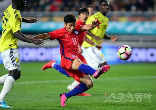 10일 수원월드컵경기장에서 열린 한국과 콜롬비아의 축구대표팀 평가전 경기에서 강력한 슛을 날리고 있는 이근호. 스포츠동아DB