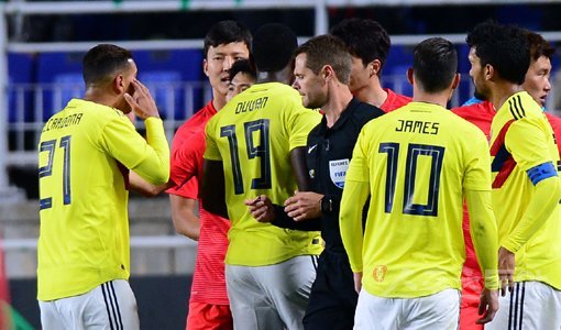 10일 수원월드컵경기장에서 열린 한국과 콜롬비아의 축구대표팀 평가전 경기에서 후반 한국 기성용을 향해 동양인을 비하하는 눈찢기를 하고 있는 콜롬비아 카르도나. 스포츠동아DB