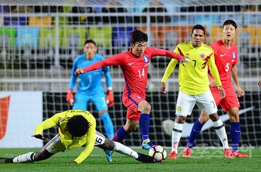 10일 경기도 수원월드컵경기장에서 한국과 콜롬비아의 축구대표팀 평가전 경기가 열렸다. 한국 고요한이 돌파하고 있다. 수원 | 김민성 기자 marineboy@donga.com