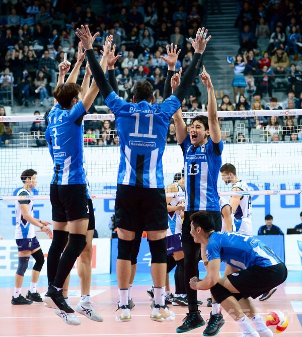 19일 서울 장충체육관에서 ‘2017-18 도드람 V리그’ 남자부 현대캐피탈과 우리카드 경기에서 현대캐피탈 선수들이 세트스코어 3-1 승리를 거둔 후 기뻐하고 있다. 장충 | 김종원 기자 won@donga.com